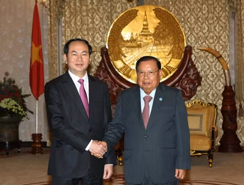 Tổng Bí thư, Chủ tịch nước Lào Bounnhang Vorachith tiếp đón Chủ tịch nước Trần Đại Quang Ảnh: TTXVN