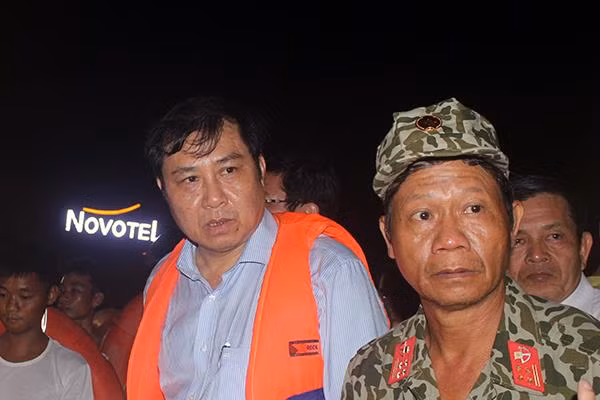 Chủ tịch UBND Đà Nẵng Huỳnh Đức Thơ trực tiếp chỉ huy cứu nạn tại hiện trường. Ảnh:Nguyễn Đông. Chủ tịch UBND Đà Nẵng Huỳnh Đức Thơ trực tiếp chỉ huy cứu nạn tại hiện trường. Ảnh:Nguyễn Đông.