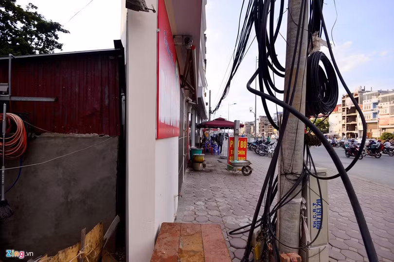 "Ngôi nhà" mỏng đến khó tin với chiều sâu chỉ 60-80 cm và chiều dọc không đủ cho một người nằm.