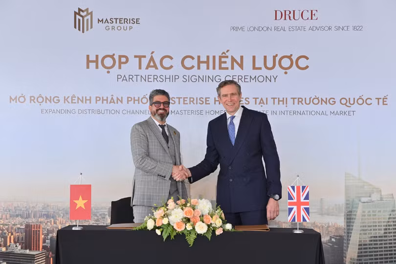 Ông Gibran Bukhari, Giám đốc khối Kinh doanh Masterise Homes và ông Robert Bartlett, Tổng Giám đốc Druce toàn cầu tham gia ký kết hợp tác chiến lược