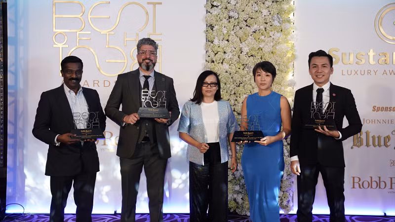 Ông Gibran Bukhaki, Giám đốc Khối kinh doanh của Masterise Homes nhận cúp vinh danh từ bà An Nguyễn, Giám đốc Phát triển Kinh doanh của Robb Report Vietnam.