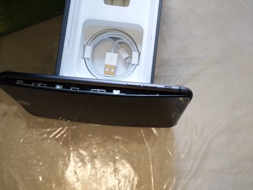 Ngay sau khi ra mắt, iPhone 8/8S đã gặp sự cố phồng tin nghiêm trọng. Nguồn: Mashable