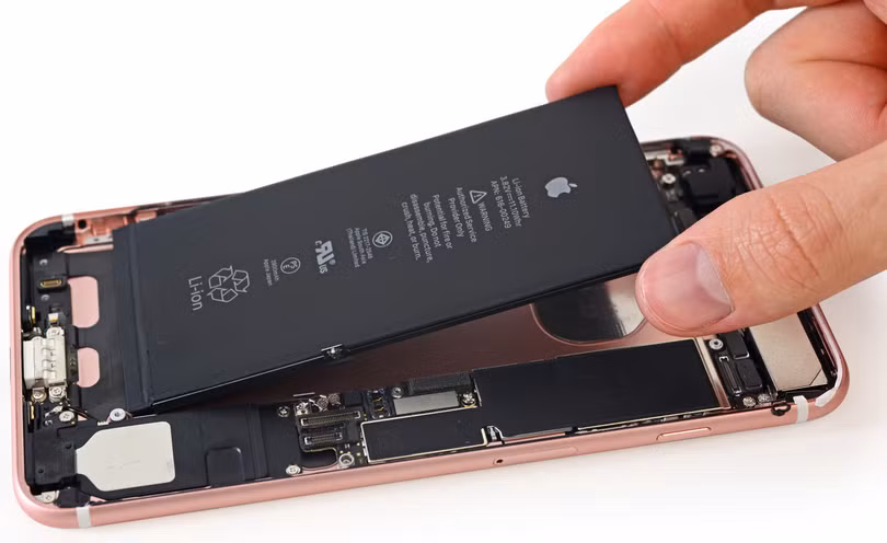 Thay thế pin là giải pháp duy nhất để tắt tính năng làm chậm của Apple ở thời điểm hiện nay. Nguồn: iFixIt