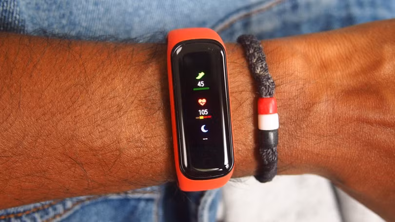 Samsung Galaxy Fit 2 tích hợp đầy đủ các tính năng của một chiếc vòng đeo tay thông minh (Ảnh: Wareable)