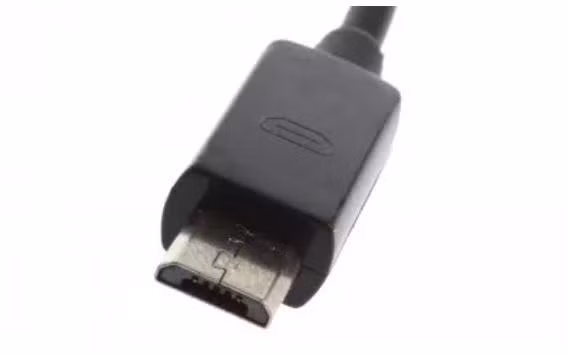 Kết nối tay cầm PS4 với máy tính thông qua cổng USB (Ảnh: Tech Radar)