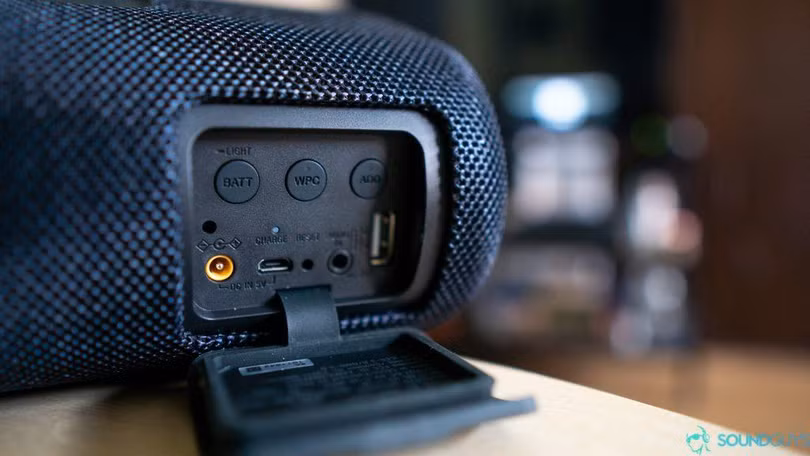 Sony SRS-XB41 có đầy đủ các cổng kết nối (Ảnh: SoundGuys) Sony SRS-XB41 có đầy đủ các cổng kết nối (Ảnh: SoundGuys)