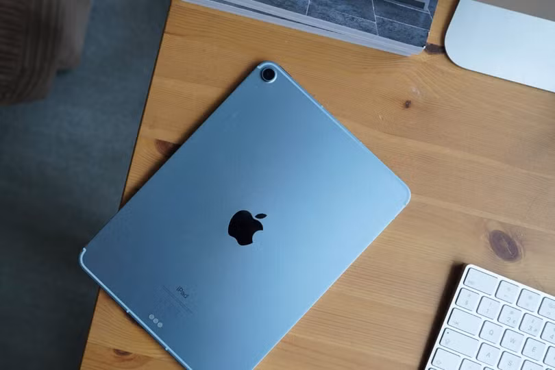 Cảm biến vân tay của iPad Air 4 được đặt ở nút nguồn (Ảnh: Trusted Reviews)