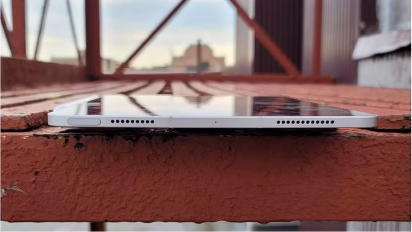 Hệ thống loa trên iPad Air 4 kém (Ảnh: PC Mag)