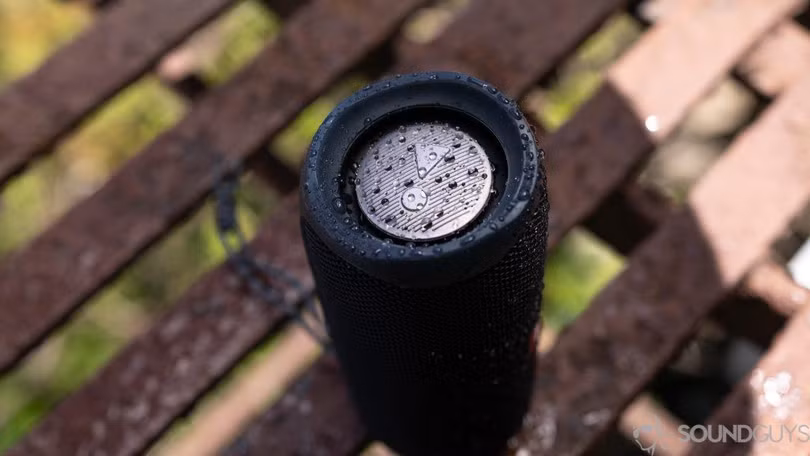 JBL Flip 5 có khả năng chống nước tốt (Ảnh: SoundGuys) JBL Flip 5 có khả năng chống nước tốt (Ảnh: SoundGuys)