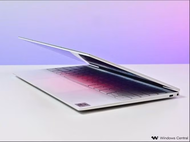 Dell XPS 13 chỉ nặng vỏn vẹn 1.3 kg (Ảnh: Windows Central) Dell XPS 13 chỉ nặng vỏn vẹn 1.3 kg (Ảnh: Windows Central)