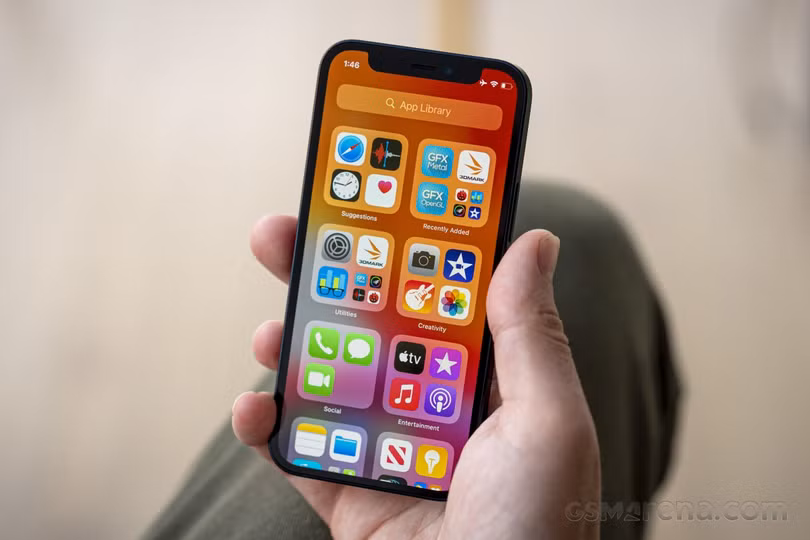 iPhone 12 sở hữu thiết kế nhỏ gọn (Ảnh: GSM Arena) iPhone 12 sở hữu thiết kế nhỏ gọn (Ảnh: GSM Arena)