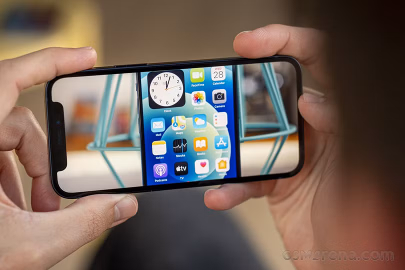 Vì là một chiếc máy nhỏ gọn nên iPhone 12 không được trang bị dung lượng pin lớn (Ảnh: GSM Arena) Vì là một chiếc máy nhỏ gọn nên iPhone 12 không được trang bị dung lượng pin lớn (Ảnh: GSM Arena)