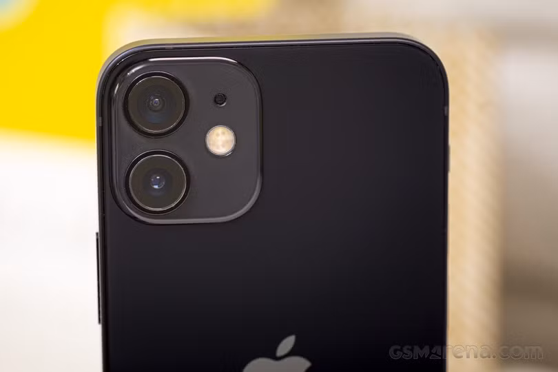 iPhone 12 Mini có cụm camera giống hệt với chiếc iPhone 12 thông thường (Ảnh: GSM Arena) iPhone 12 Mini có cụm camera giống hệt với chiếc iPhone 12 thông thường (Ảnh: GSM Arena)