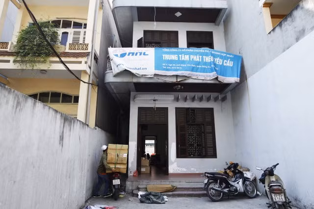 Kho hàng của Tổng công ty cổ phần chuyển phát nhanh Hợp Nhất tại phố Đặng Văn Ngữ (quận Đống Đa, Hà Nội), theo Tổng cục Quản lý đất đai, đây là nơi 3.000 phôi sổ đỏ bị thất lạc. Trong ảnh: nhân viên của công ty đang tập kết hàng về kho