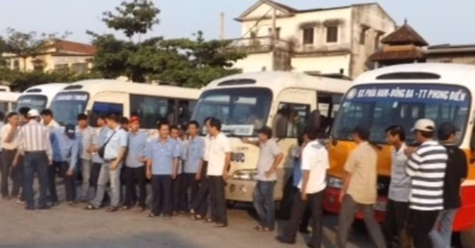 Hàng chục tài xế, phụ xe buýt doanh nghiệp Hoàng Đức lãn công vì cho rằng sau khi tiếp nhận người lao động, doanh nghiệp chưa thực hiện các chế độ cho người lao động...