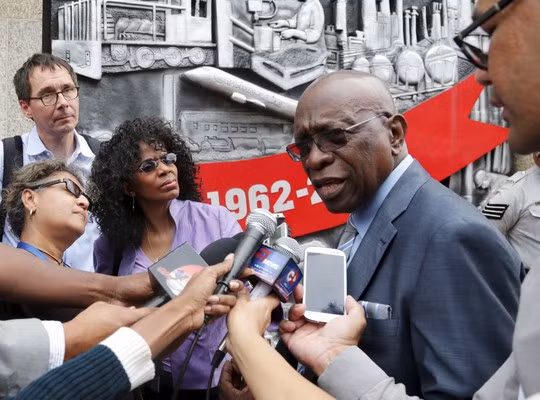 Ông Warner (phải), cựu Phó Chủ tịch FIFA, cho biết có nhận tiền từ FIFA. Ông là 1 trong 14 người bị Mỹ khởi tố Ảnh: REUTERS