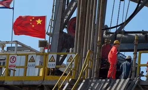 Trung Quốc vừa trở thành nước nhập khẩu dầu thô lớn nhất thế giới - Ảnh: Reuters