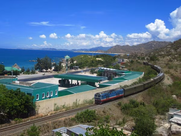 Đoạn đường sắt qua vùng biển Cà Ná, Ninh Thuận. Đoạn đường sắt qua vùng biển Cà Ná, Ninh Thuận.