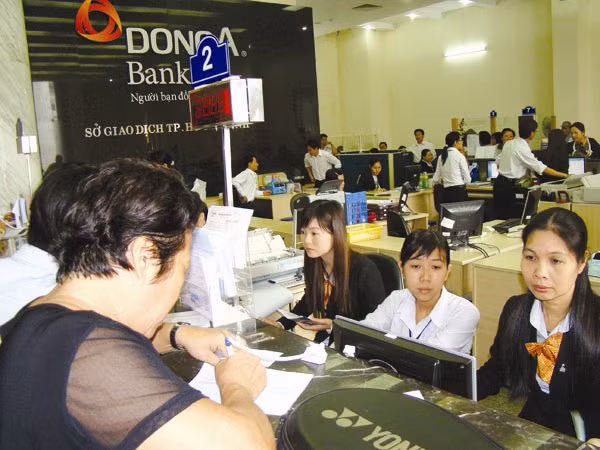 Giao dịch tại Ngân hàng Đông Á. Ảnh: UYÊN VIỄN