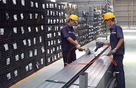 Nhiều doanh nghiệp tôn, thép Việt đang điêu đứng vì thép Trung Quốc. Ảnh: TRÀ PHƯƠNG
