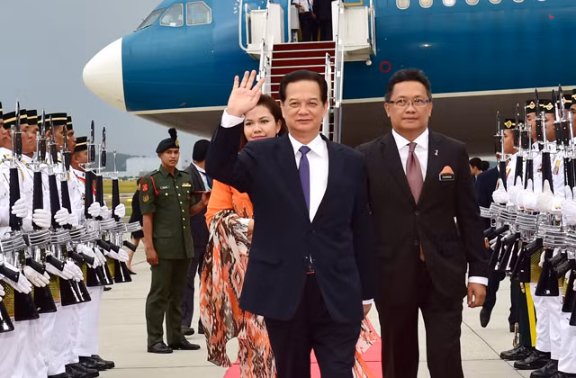 Thủ tướng Nguyễn Tấn Dũng tới Malaysia tham dự Hội nghị cấp cao ASEAN 27. Ảnh VGP/Nhật Bắc