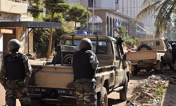 Nhóm khủng bố Al-Mourabitoun nhận trách nhiệm vụ tấn công khách sạn Mali, 27 nạn nhân thiệt mạng
