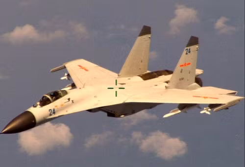 Máy bay chiến đấu J-11 Trung Quốc từng đánh chặn máy bay tuần tra săn ngầm P-8 Mỹ ở Biển Đông.
