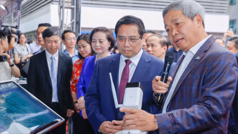 Thủ tướng thăm gian triển lãm của Tập đoàn CMC.