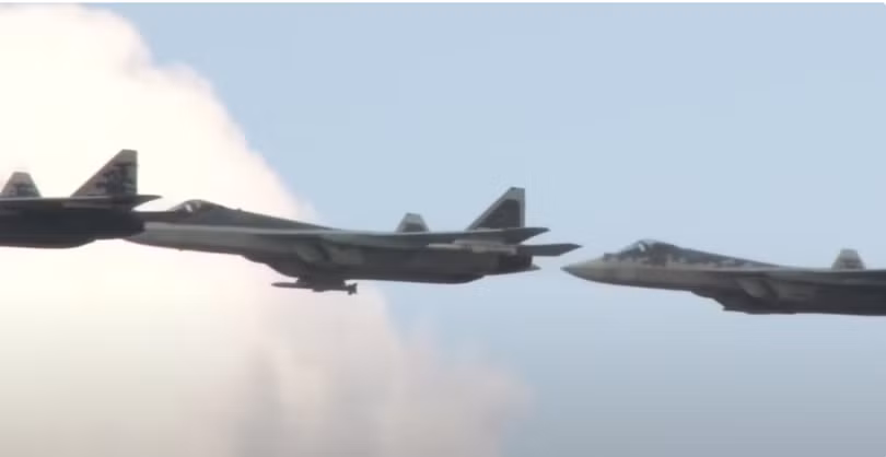 Một đội hình Su-57, với chiếc thứ hai dường như được trang bị các biến thể mới của tên lửa R-77 (Ảnh: The Drive) Một đội hình Su-57, với chiếc thứ hai dường như được trang bị các biến thể mới của tên lửa R-77 (Ảnh: The Drive)