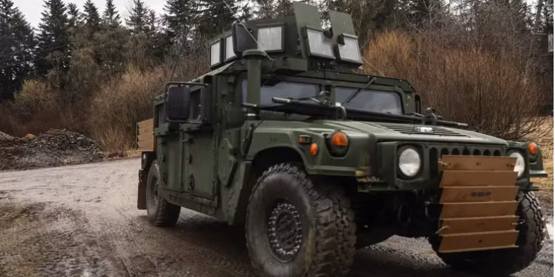 Xe tải Humvee được nhìn thấy gần căn cứ quân sự tạm thời của quân đội Mỹ được thành lập tại Sân bay Arlamow (Ảnh: Business Insider)