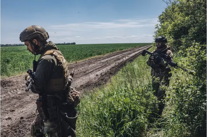 Binh sĩ Ukraine trên chiến tuyến ở vùng Donbas, miền đông Ukraine ngày 25/5 (Ảnh: Business Insider)