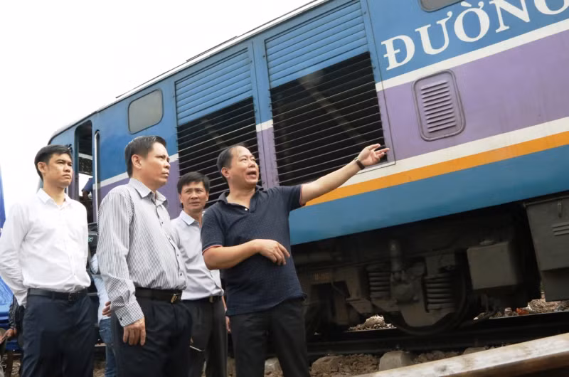 Sau hàng loạt tai nạn đường sắt, Bộ trưởng GTVT Nguyễn Văn Thể yêu cầu đánh giá toàn diện và chấn chỉnh lại công tác thanh tra đường sắt. Sau hàng loạt tai nạn đường sắt, Bộ trưởng GTVT Nguyễn Văn Thể yêu cầu đánh giá toàn diện và chấn chỉnh lại công tác thanh tra đường sắt.