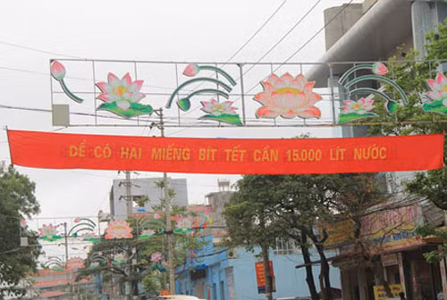 Một băng rôn “lạ” xuất hiện trên đường phố Lạng Sơn (Ảnh: Dân Trí)