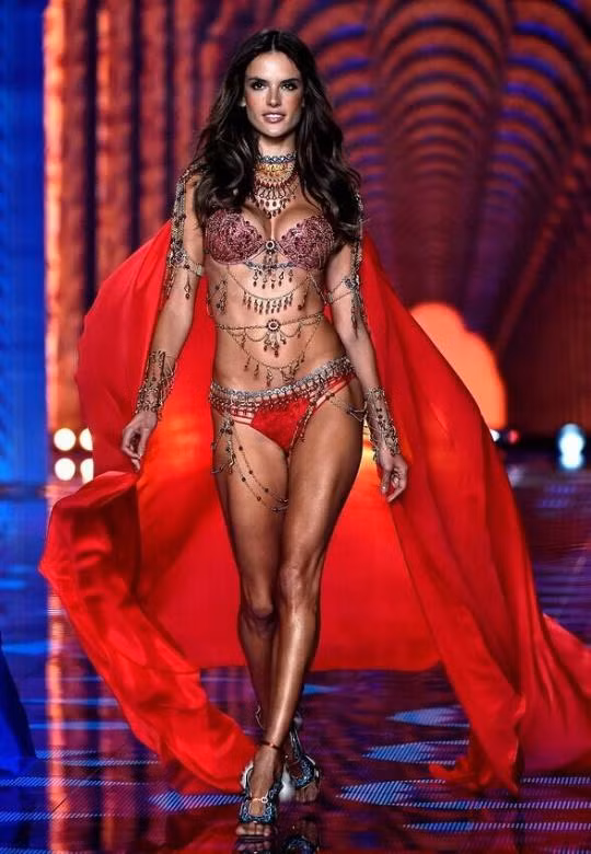 Nóng bỏng thiên thần nội y Victoria's Secret và bí quyết giữ dáng ít người biết tới ảnh 6
