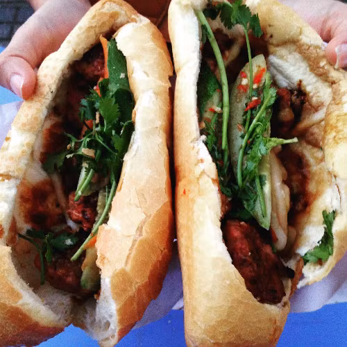 Khi đến tay khách, mọi ổ bánh mì đều giòn và nóng hổi.