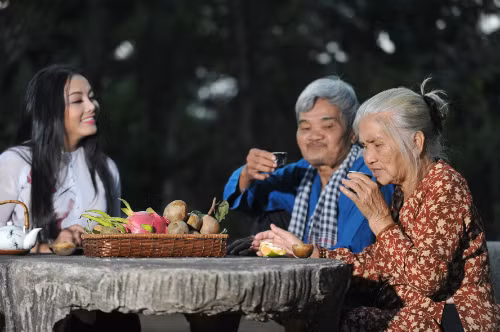Không có vai diễn phim truyền hình, nghệ sĩ Hồng Sáp (bên phải) nhận đóng cả MV để có tiền sinh sống.