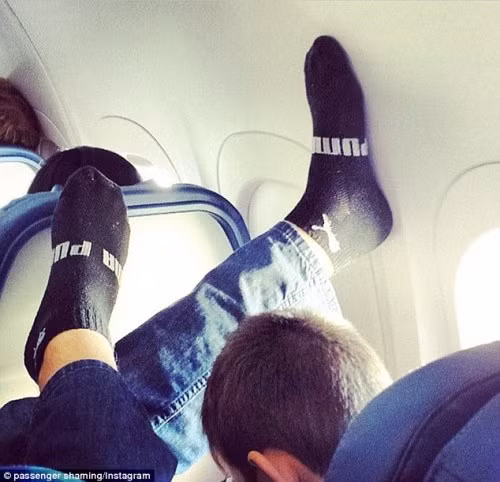 Người sáng lập ra Instagram và Facebook Passenger Shaming là tiếp viên Shawn Kathleen. Bà cho biết mỗi tuần mình nhận được hàng trăm bức ảnh liên quan đến hành động lộn xộn, bất lịch sự của du khách, mà phần lớn đến từ các hành khách khác. hiện do một nhóm tiếp viên hàng không quản trị. Họ muốn thông qua những bức hình để nhắn nhủ với mọi người về những rắc rối trong công việc mà 'nhiều người mơ ước' này.