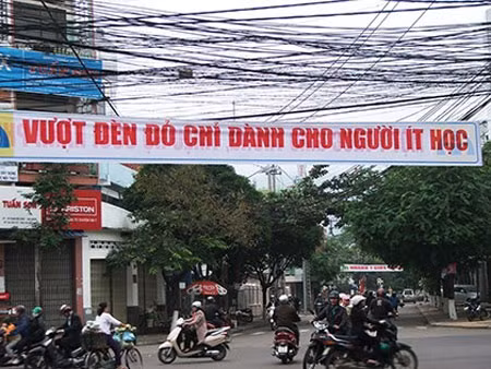 Một khẩu hiệu từng làm "dậy sóng" dư luận trong thời gian qua.