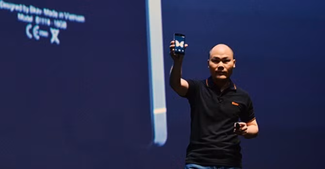 ng Nguyễn Tử Quảng tự hào công bố sản phẩm BPhone tại lễ ra mắt sáng nay 26/5/2015.