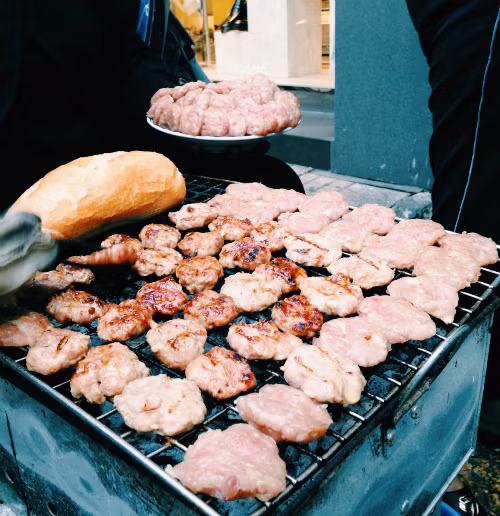Bánh mì ở đây "ghi điểm" nhờ thịt nướng chất lượng.