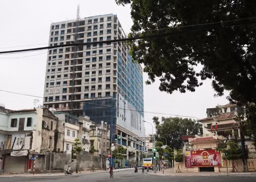 Tòa nhà 8B Lê Trực đang trong quá trình hoàn thiện. Ảnh:Nhật Quang.