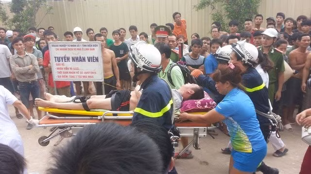 Người đàn ông đã ngất xỉu khi được đưa xuống mặt đất