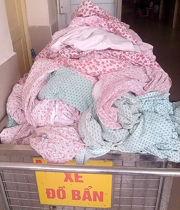 Quần áo bẩn chất đống tại bệnh viện Quần áo bẩn chất đống tại bệnh viện