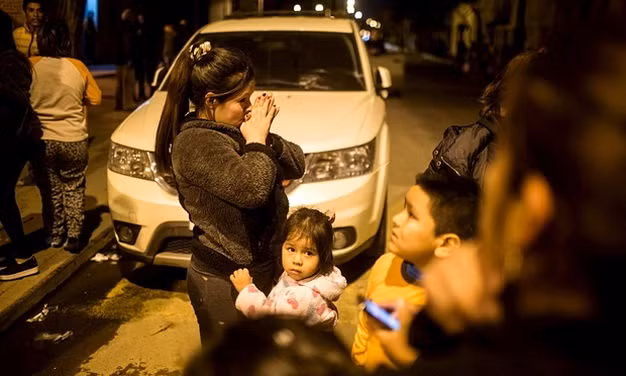 Người dân đổ ra đường ở Santiago sau khi động đất xảy ra - Ảnh: Reuters Người dân đổ ra đường ở Santiago sau khi động đất xảy ra - Ảnh: Reuters