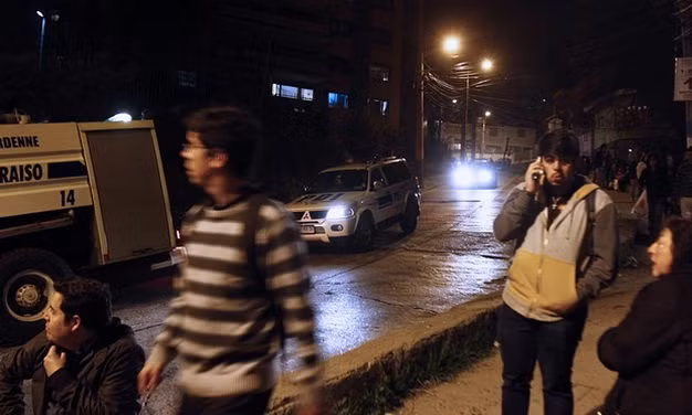 Người dân ở Valparaiso, Chile chạy ra đường sau khi động đất gây cảnh báo sóng thần - Ảnh: AP Người dân ở Valparaiso, Chile chạy ra đường sau khi động đất gây cảnh báo sóng thần - Ảnh: AP