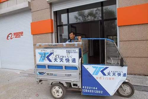 Hàng hoá được tập trung tại quận Cainiao, phía đông bắc Trung Quốc, trước khi được giao đến các ngôi làng lân cận