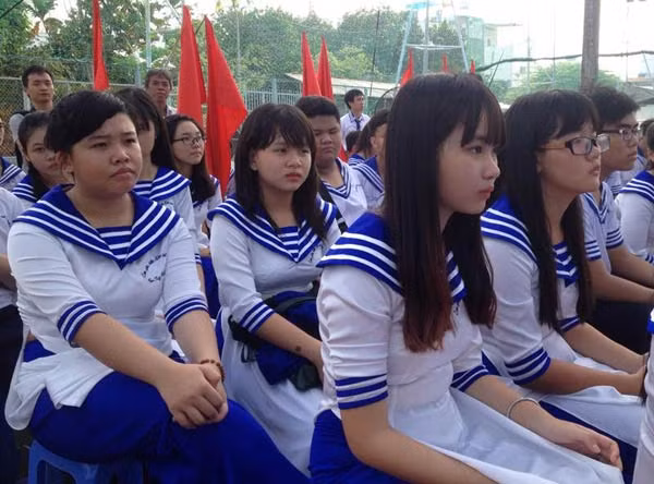 Học sinh trường THPT Nhân Việt với màu áo hải quân dự lễ khai giảng. Ảnh:Nguyễn Loan.