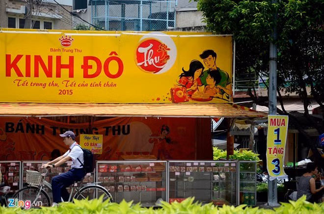 Một nhân viên cho biết, quầy mởcả gần 1 tháng nay nhưng mới bánđược một sốít. Lo ngại không bánđược hàng, chủ quầy không dám nhập thê, chỉ cố bán hết hàng để gỡ vốn.