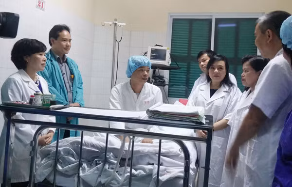 Bệnh nhân ghép tim có thể tự ngồi dậy, trả lời rành mạch từng câu hỏi của Bộ trưởng.Ảnh: T.Hạnh
