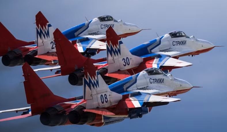 Cận cảnh những chiếc MiG-29 của phi đội Hiệp sĩ Nga khi bay trên khu vực Kubinka, thuộc Moscow trước khi xếp đội hình và bay qua Quảng trường Đỏ. Cận cảnh những chiếc MiG-29 của phi đội Hiệp sĩ Nga khi bay trên khu vực Kubinka, thuộc Moscow trước khi xếp đội hình và bay qua Quảng trường Đỏ.